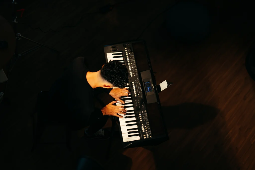 Teclado arranjador Yamaha visto de cima